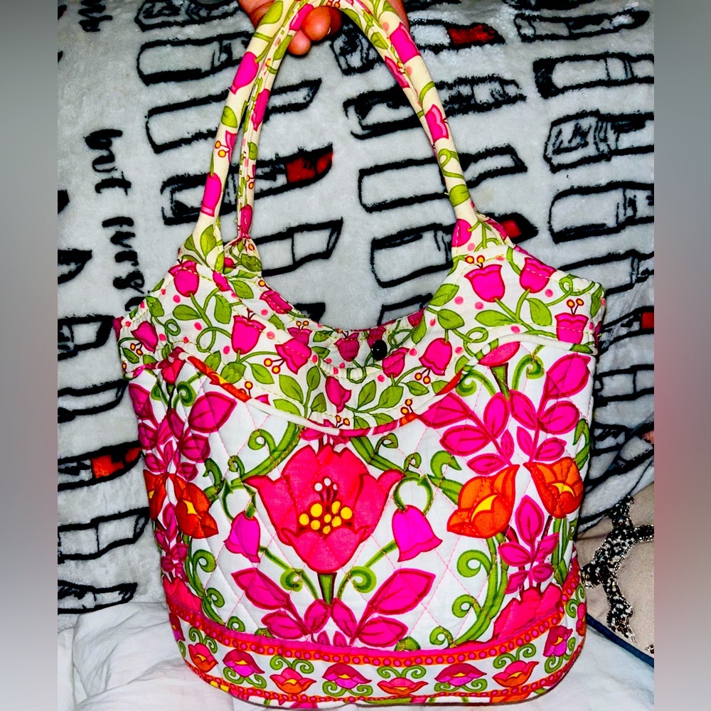 This is a Vera Bradley shoulder bag- purse 👛 super cute with a small bag